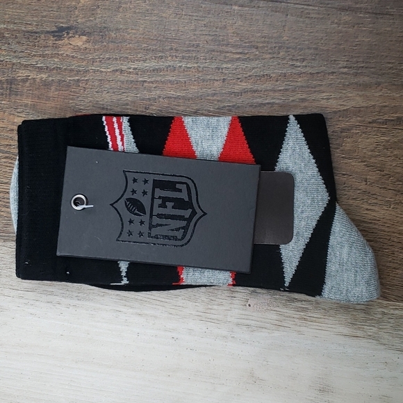 NWT NFL Patriots Black/Gray/Red Crew Socks - Picture 2 of 3